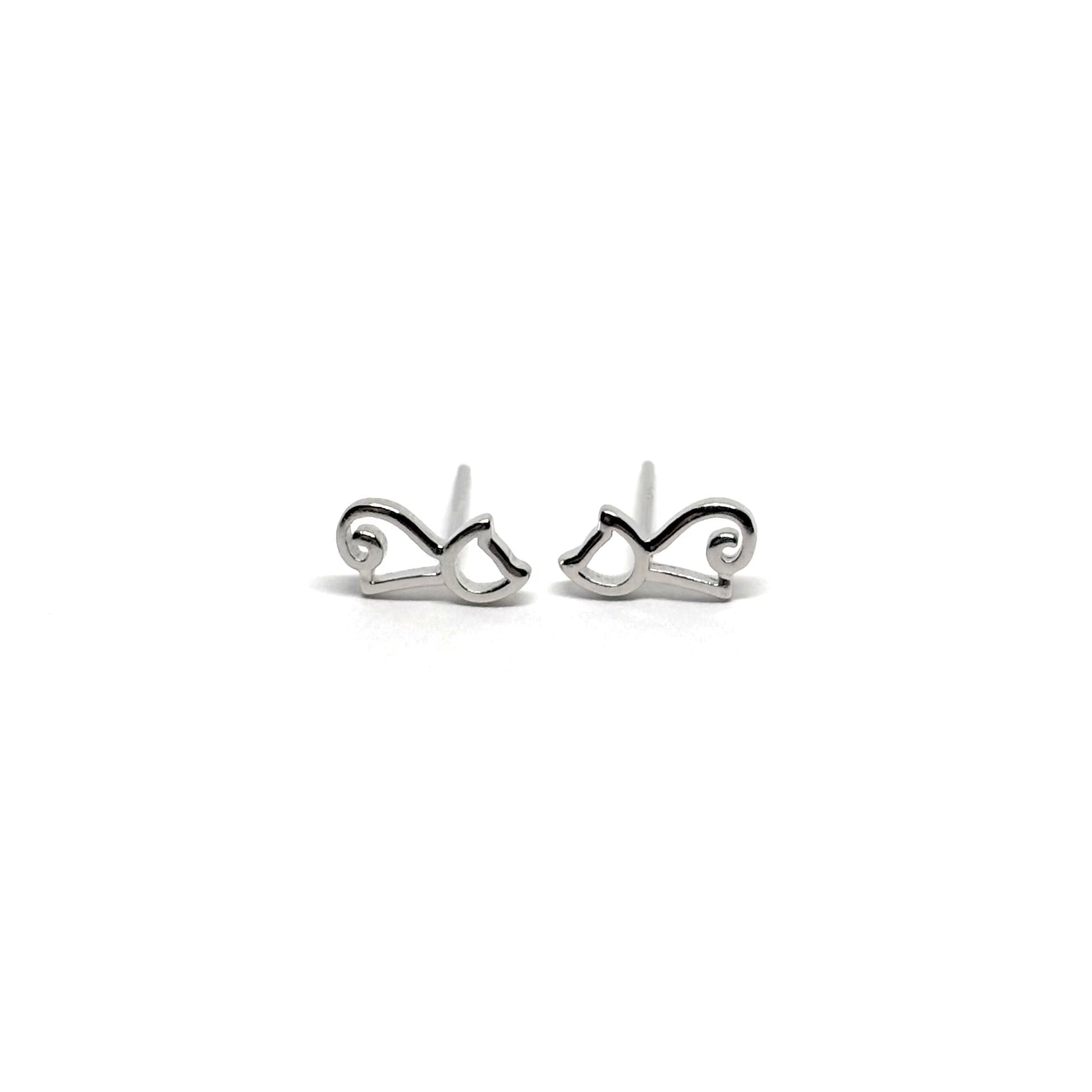 Boucles d’oreilles puces femme en argent 925 représentant de petits chats mignons, symboles de grâce, d’indépendance et de mystère. Bijou raffiné et original, idéal pour les amoureuses des animaux et du style félin chic. L’argent massif assure éclat et durabilité, parfait pour un usage quotidien ou comme cadeau tendre et élégant